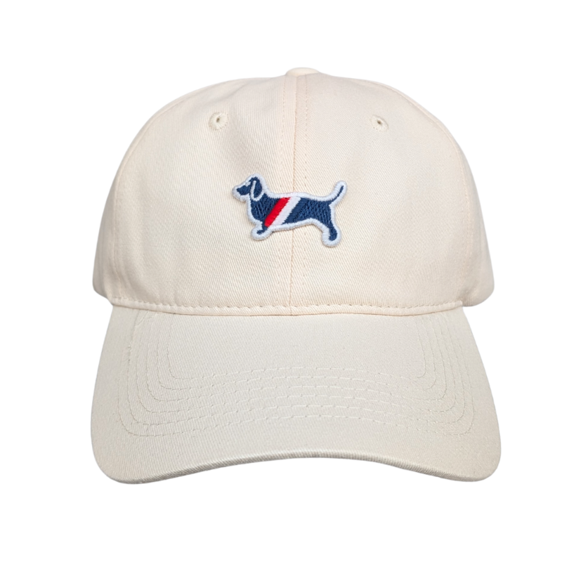 Basecap mit aufgenähtem Dackel-Patch in Beige, erhältlich in 12 Farben – stilvolle Dackel-Mode für Hundefans.