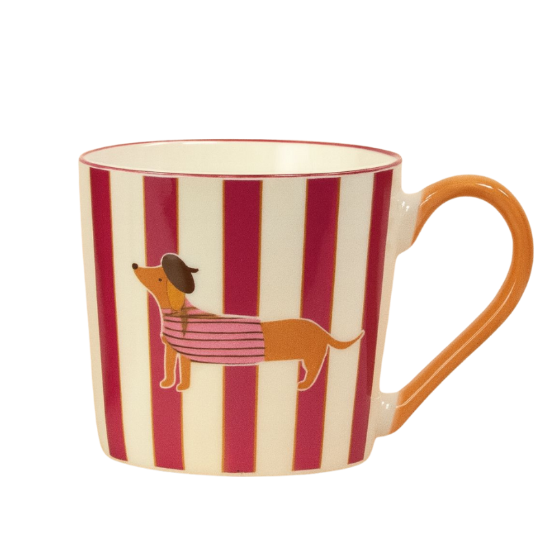 Keramiktasse mit vertikalen pink-weißen Streifen und einem Dackel im pink gestreiften Pullover; orangener Henkel.
