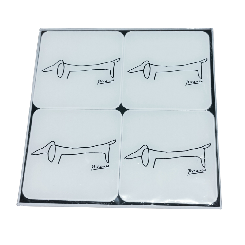 Vier weiße Untersetzer mit minimalistischen Dackelzeichnungen von Picasso. Jeder Untersetzer ist einzeln signiert, perfekt für Kunstsammler oder als eleganter Tischschmuck.