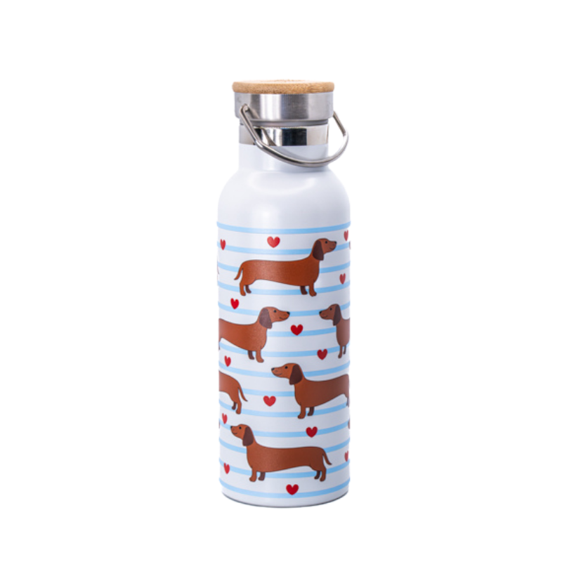 Weiße Edelstahl-Trinkflasche mit hellblauen Streifen, roten Herzen und Dackel-Muster, Deckel mit Bambus-Detail und Tragebügel.
