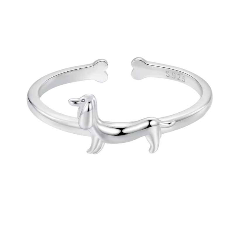 Silberner Ring in der Form eines Dackels, aus 925 Sterlingsilber. Der Ring zeigt einen stilisierten Dackel mit einem glänzenden Finish, ideal für Fans dieser Hunderasse.