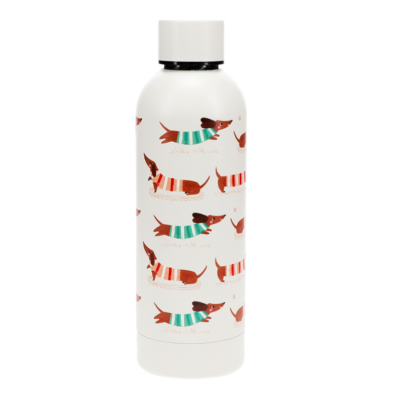 Weiße Flasche mit bunten Dackel-Illustrationen im Streifenpullover-Muster – die Hunde sind in verschiedenen Posen dargestellt