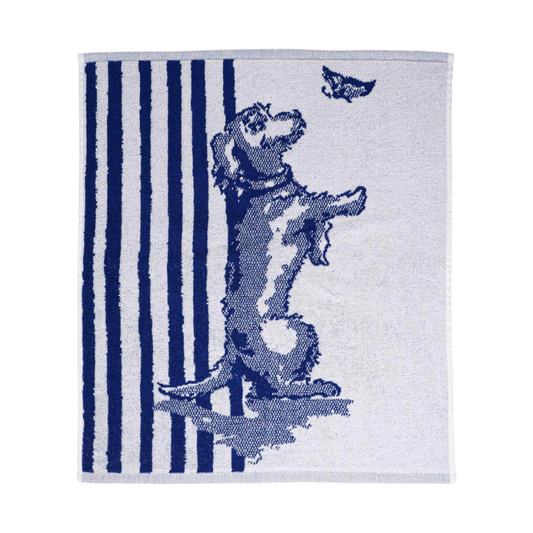 Küchentuch mit einem Dackel, der auf seinen Hinterpfoten steht und eine Fliege anbellt, auf weißem Stoff mit blauen Streifen und Dackelmotiven im Cartoon-Stil.