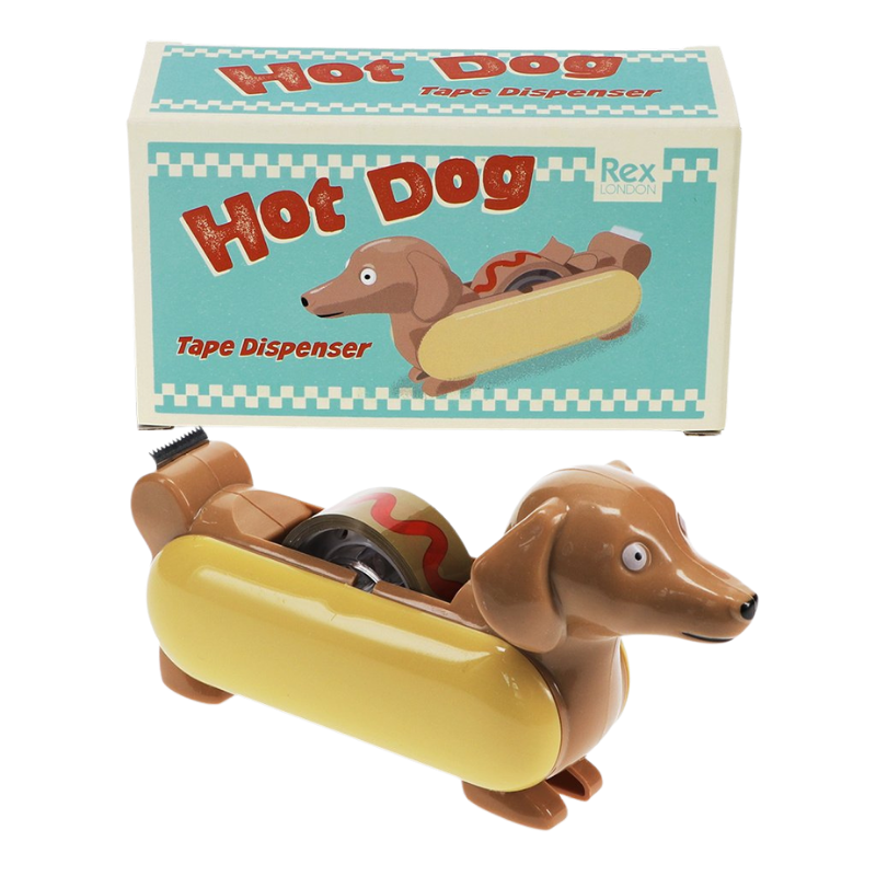 Lustiger Klebebandabroller in Form eines Dackels als Hot Dog mit gelbem Brötchen und rotem Senfdesign auf dem Rücken. Der Abroller wird in einer farbenfrohen Retro-Verpackung mit der Aufschrift “Hot Dog – Tape Dispenser” von Rex London geliefert.