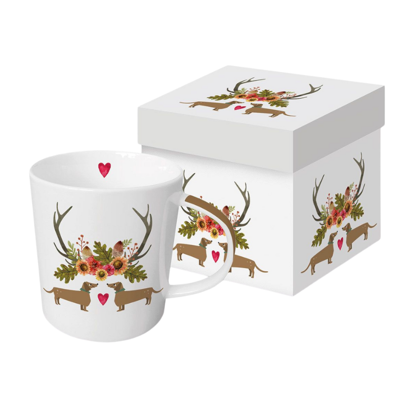 Keramikbecher mit lustigem Dackel-Paar Walter und Waltraud in Geweih und floraler Dekoration auf weißem Hintergrund, präsentiert in einer weißen Geschenkbox.