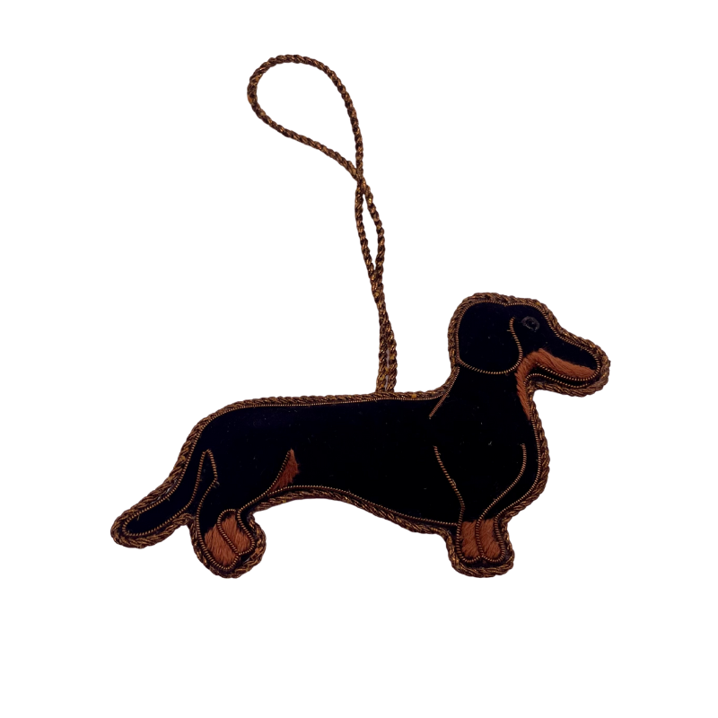 Weihnachtsanhänger eines schwarz-goldenen Dackels aus Stoff mit Stickerei und goldener Aufhängung.