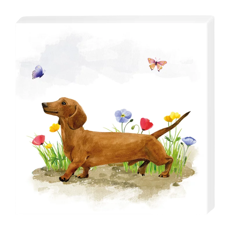 Illustration einer Cocktailserviette mit einem braunen Dackel, der durch ein Blumenbeet spaziert, umgeben von bunten Blüten und flatternden Schmetterlingen auf weißem Hintergrund.
