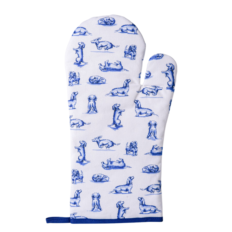 Blauer Ofenhandschuh mit weißen Dackelmotiven in verschiedenen Posen, bietet Schutz und Stil in der Küche.