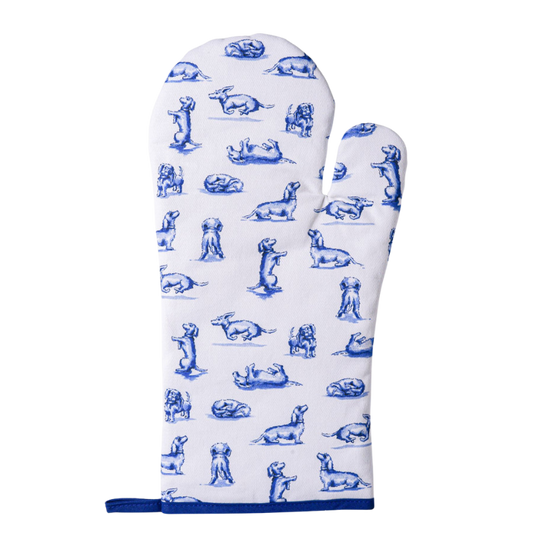 Blauer Ofenhandschuh mit weißen Dackelmotiven in verschiedenen Posen, bietet Schutz und Stil in der Küche.