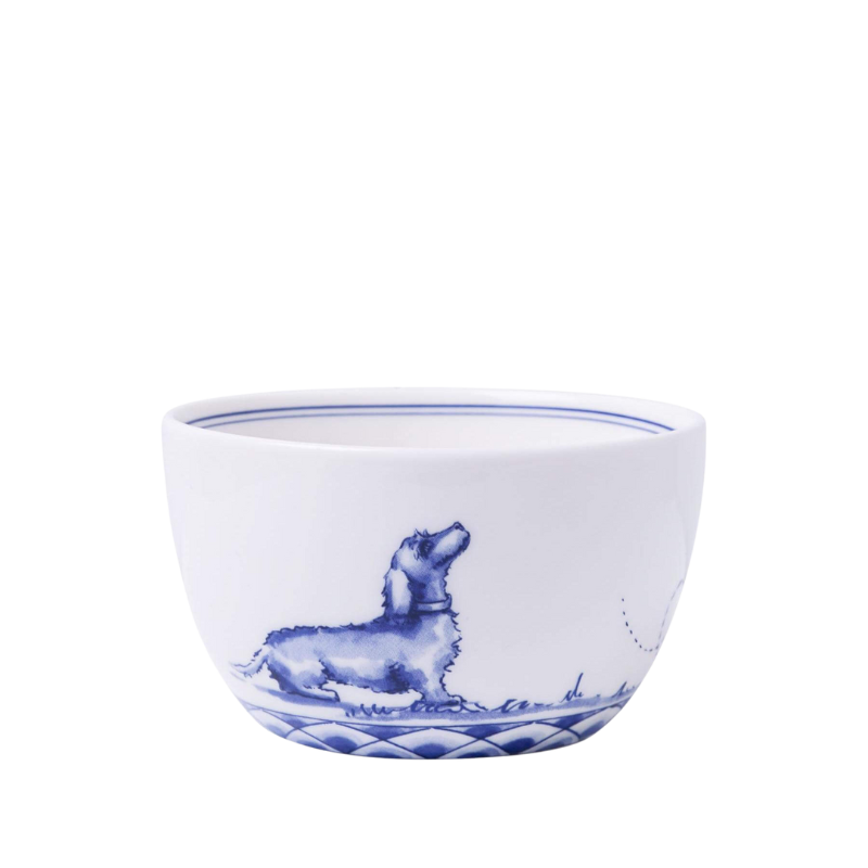 Weißes Dipschälchen mit einem blauen Rand und einer blauen Zeichnung eines Hundes im Stil von Delfter Porzellan, sitzend und majestätisch blickend.