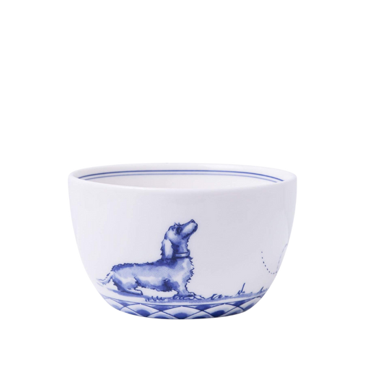 Weißes Dipschälchen mit einem blauen Rand und einer blauen Zeichnung eines Hundes im Stil von Delfter Porzellan, sitzend und majestätisch blickend.