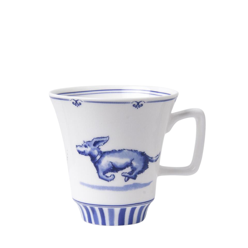 Weiße Kaffeetasse mit blauen Verzierungen und einem Bild eines rennenden Kaninchens am Tassenkörper, komplettiert durch stilisierte blaue Streifen am unteren Rand und feine Ornamente am oberen Rand.
