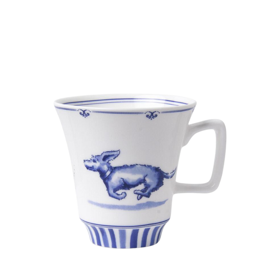 Weiße Kaffeetasse mit blauen Verzierungen und einem Bild eines rennenden Kaninchens am Tassenkörper, komplettiert durch stilisierte blaue Streifen am unteren Rand und feine Ornamente am oberen Rand.