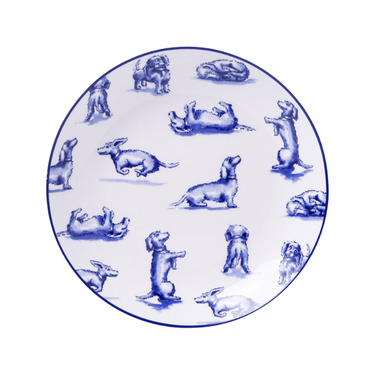 Weißer Porzellanteller mit blauem Dekor, verziert mit spielerischen Dackelmotiven in verschiedenen Haltungen.