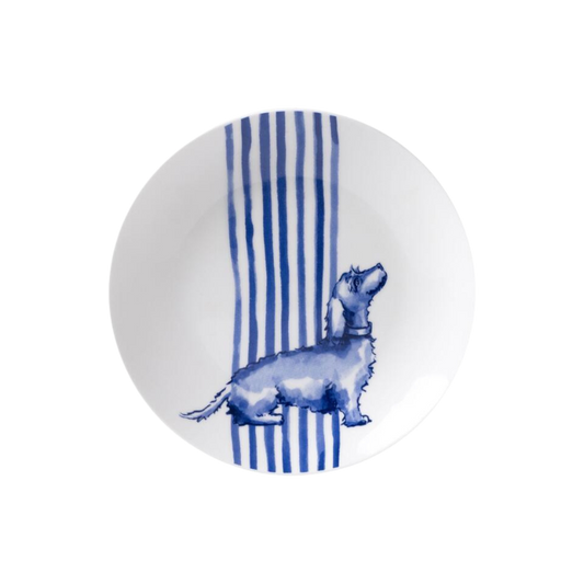 Petit Four Teller mit blauem Streifenmuster und einem illustrierten Dackel, die in majestätischer Pose sitzt, ideal für Desserts und kleine Snacks.
