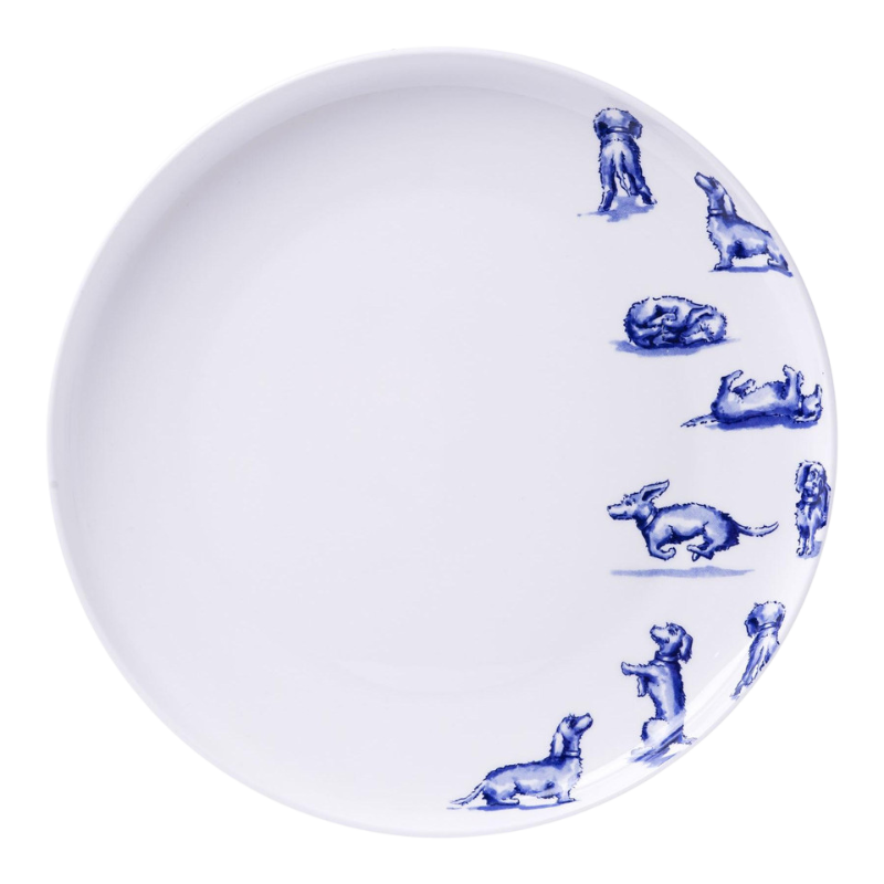 Weißer Frühstücksteller mit verschiedenen Dackelmotiven in Blau, darunter sitzende, liegende und spielende Hunde, verteilt über die gesamte Fläche des Tellers.