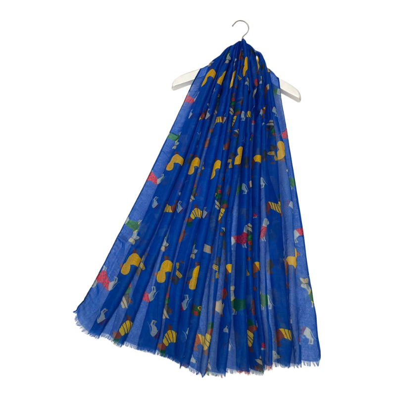 Blaues Halstuch mit verschiedenen bunten Dackelmotiven, ideal für die modische Darstellung von Dackelliebe.