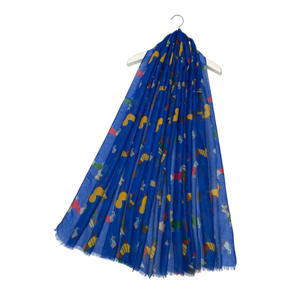 Blaues Halstuch mit verschiedenen bunten Dackelmotiven, ideal für die modische Darstellung von Dackelliebe.