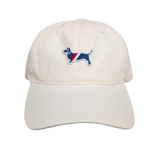 Basecap mit aufgenähtem Dackel-Patch in Beige, erhältlich in 12 Farben – stilvolle Dackel-Mode für Hundefans.