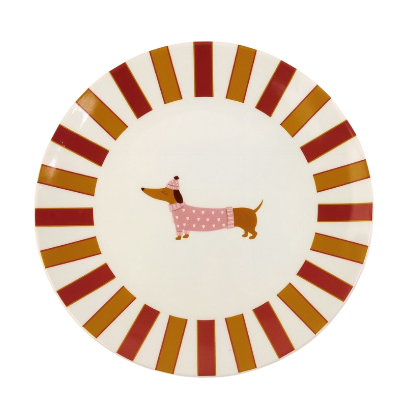 Runder Keramikteller mit rot-gelbem Streifenrand und einem Dackelmotiv in der Mitte, der einen rosa Pullover mit Herzen und eine passende Mütze trägt.