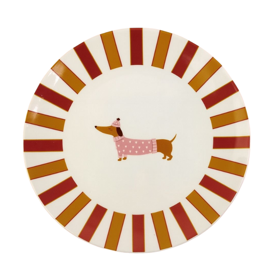Runder Keramikteller mit rot-gelbem Streifenrand und einem Dackelmotiv in der Mitte, der einen rosa Pullover mit Herzen und eine passende Mütze trägt.