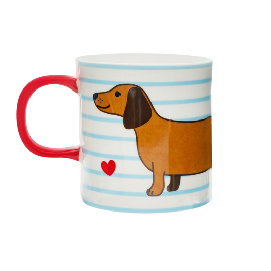 Porzellantasse mit blauen Streifen, rotem Henkel und einem gezeichneten Dackelmotiv, das rundum geht; im Inneren steht der Spruch „It’s been a long day“.