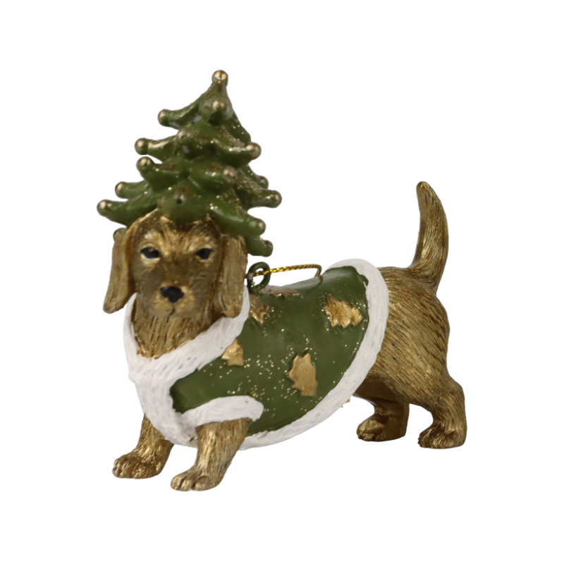 Weihnachtsanhänger in Form eines goldbraunen Dackels mit grünem Mantel und Tannenbaum als Hut.