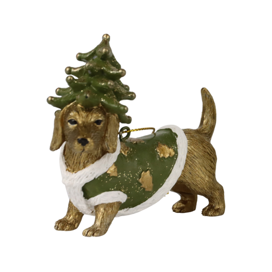 Weihnachtsanhänger in Form eines goldbraunen Dackels mit grünem Mantel und Tannenbaum als Hut.