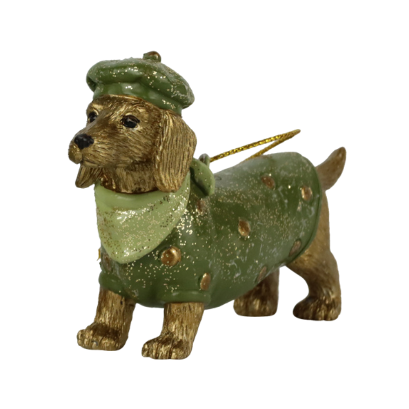 Goldbrauner Dackel als Weihnachtsfigur, gekleidet in grünem Mantel mit goldenen Punkten, passender Mütze und Halstuch