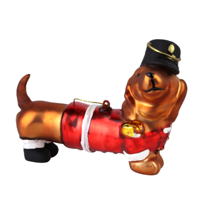 Glas-Weihnachtsschmuck in Form eines Dackels in roter Soldatenuniform mit schwarzer Mütze.