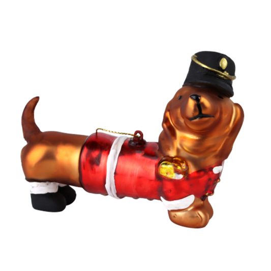 Glas-Weihnachtsschmuck in Form eines Dackels in roter Soldatenuniform mit schwarzer Mütze.