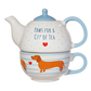 Gestapeltes Teeset bestehend aus Teekanne und Tasse mit Dackelmotiv, blauem Deckel und dem Spruch „Paws for a Cup of Tea“.