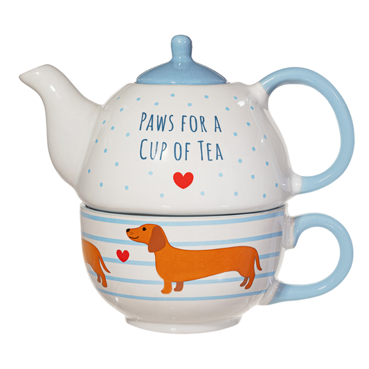 Gestapeltes Teeset bestehend aus Teekanne und Tasse mit Dackelmotiv, blauem Deckel und dem Spruch „Paws for a Cup of Tea“.