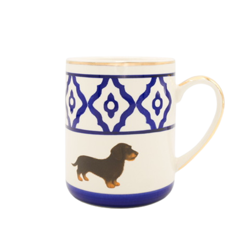 Handbemalte Keramiktasse mit Dackelmotiv, 24-Karat-Goldrand und blauem Muster – Teil einer Serie in Blau, Rot und Grün.