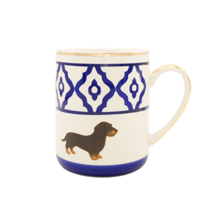 Handbemalte Keramiktasse mit Dackelmotiv, 24-Karat-Goldrand und blauem Muster – Teil einer Serie in Blau, Rot und Grün.