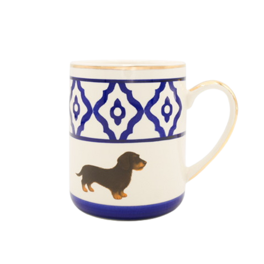 Handbemalte Keramiktasse mit Dackelmotiv, 24-Karat-Goldrand und blauem Muster – Teil einer Serie in Blau, Rot und Grün.