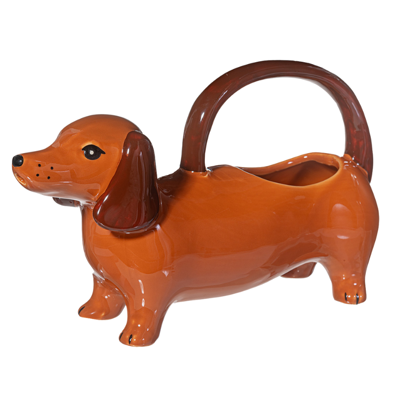 Brauner Keramikkrug in Form eines Dackels mit großem Henkel über dem Rücken, ideal als Gießkanne