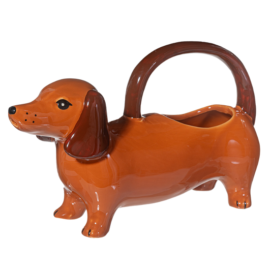 Brauner Keramikkrug in Form eines Dackels mit großem Henkel über dem Rücken, ideal als Gießkanne