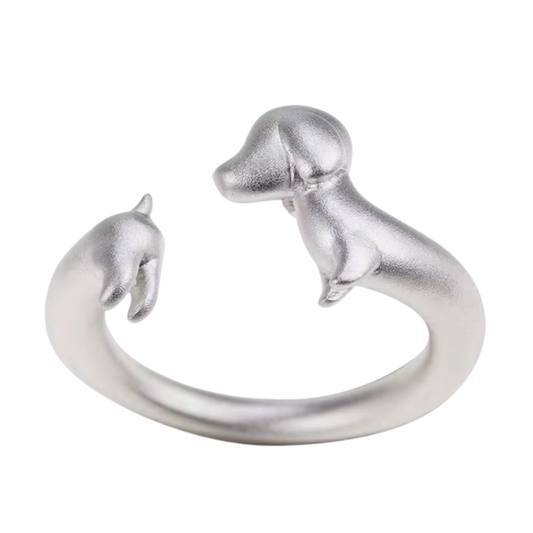 Offener Ring in Gold und Silber mit Dackelkopf- und Dackelrückenmuster, humorvoll und stilvoll gestaltet.