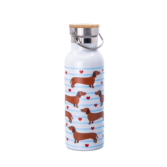 Weiße Edelstahl-Trinkflasche mit hellblauen Streifen, roten Herzen und Dackel-Muster, Deckel mit Bambus-Detail und Tragebügel.