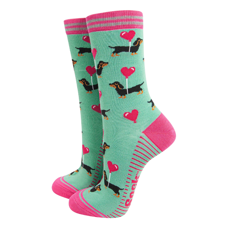Geschenkbox mit Bambussocken für Damen - Dackel und Liebesherzen