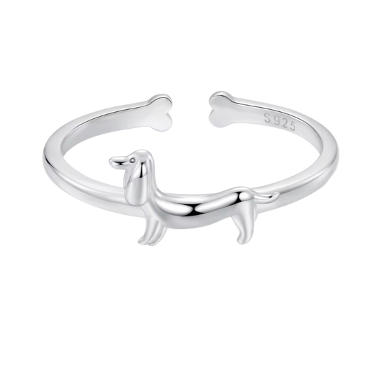Silberner Ring in der Form eines Dackels, aus 925 Sterlingsilber. Der Ring zeigt einen stilisierten Dackel mit einem glänzenden Finish, ideal für Fans dieser Hunderasse.