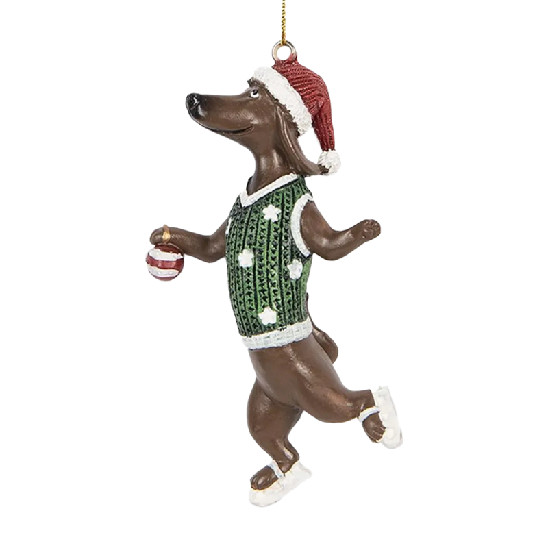 Weihnachtsanhänger eines Dackels im roten Strickpullover mit Zipfelmütze und Schlittschuhen an den Pfoten.