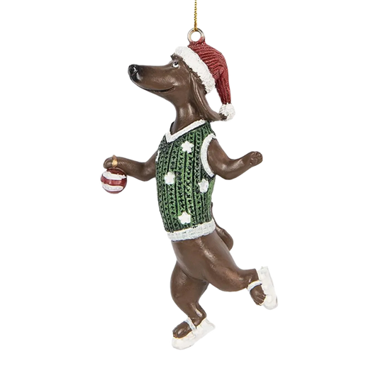 Weihnachtsanhänger eines Dackels im roten Strickpullover mit Zipfelmütze und Schlittschuhen an den Pfoten.