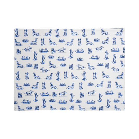 Blau-weißes Tischset mit zahlreichen Dackelmotiven in verschiedenen Posen, perfekt für tierliebende Humoristen.