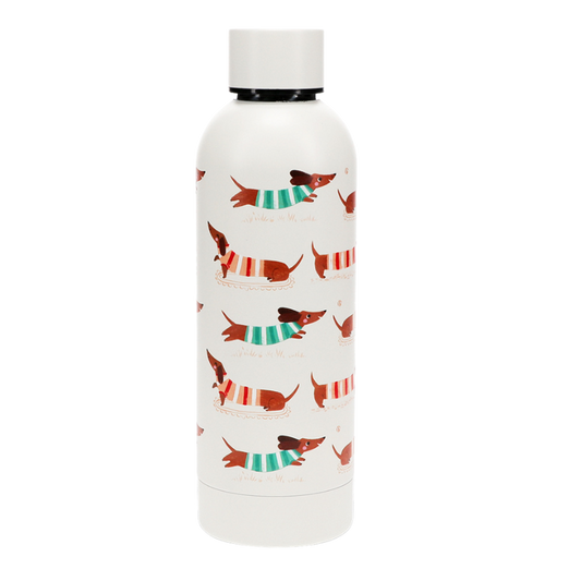 Weiße Flasche mit bunten Dackel-Illustrationen im Streifenpullover-Muster – die Hunde sind in verschiedenen Posen dargestellt