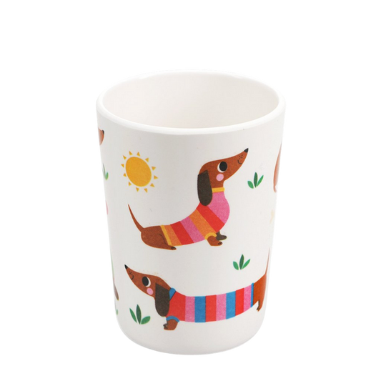 Kinderbecher aus Melamin mit buntem Dackelmotiv: Fröhliche Dackel in gestreiften Pullovern, Sonne und Pflanzen auf weißem Hintergrund.