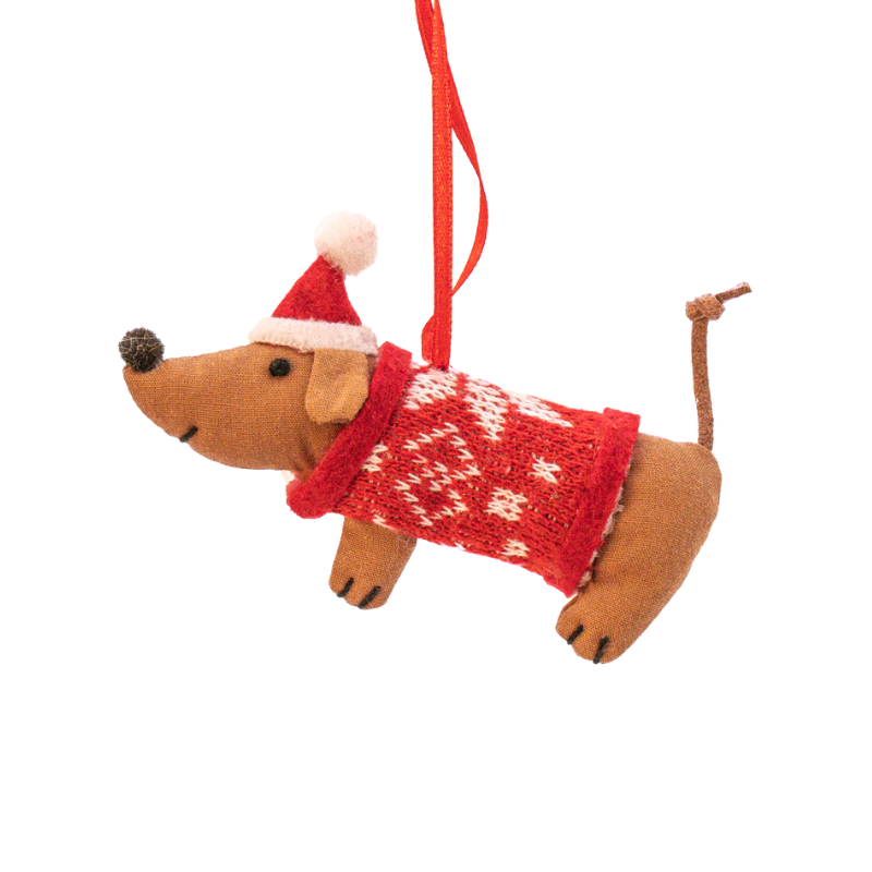 Weihnachtsanhänger eines liegenden Dackels mit rotem Strickpullover und Nikolausmütze.