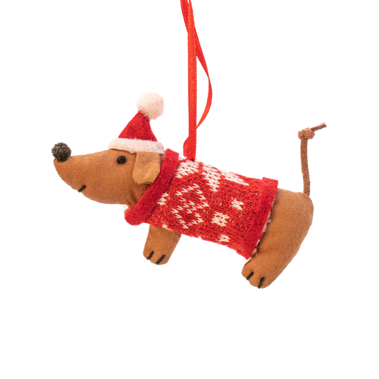 Weihnachtsanhänger eines liegenden Dackels mit rotem Strickpullover und Nikolausmütze.