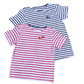 Zwei gestreifte Kinder-T-Shirts in Weiß mit roten und blauen Streifen, jeweils mit süßer Dackel-Stickerei auf der Brust.
